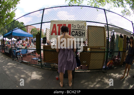 Eine Shopper nutzt einen Geldautomaten außerhalb der trendige Brooklyn Flea in der Nähe von Clinton Hill Stockfoto