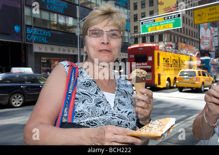 Blaue Hase Eis verschenkt 50 000 Champ Kegel im Herzen von New York manchmal eckig Stockfoto