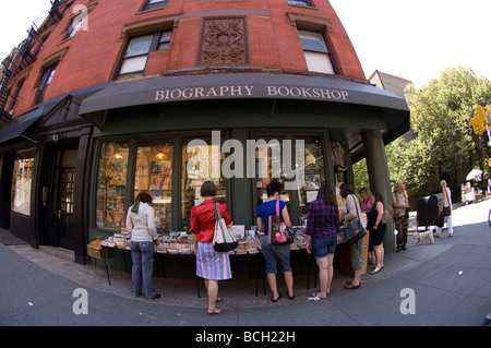 Menschen suchen an den Buch-Ständen außerhalb der Biographie-Buchhandlung in Greenwich Village in New York Stockfoto