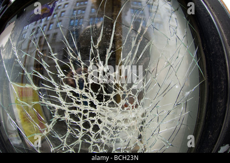 Eine zerbrochene Fenster im New Yorker Stadtteil Chelsea in New York am Freitag, 3. Juli 2009 Frances M Roberts Stockfoto