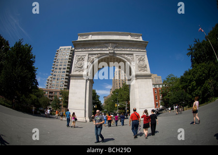 New Yorker genießen die neu renovierten Washington Square Park in Greenwich Village Stockfoto