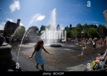 New Yorker genießen die neu renovierten Brunnen im Washington Square Park in Greenwich Village Stockfoto