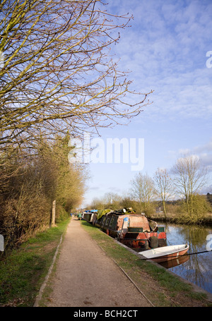 Großbritannien, England, Hertfordshire, Batchworth (bei Rickmansworth), der Grand Union Canal und vertäute Schmalboote Stockfoto
