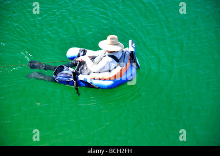 Mann Angeln in einem Float-Rohr auf dem Snake River in der Nähe von Twin Falls, Idaho Stockfoto