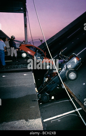 Zwei Autos erwischt, wenn die San Francisco-Oakland Bay Bridge nach dem 1989 Loma Prieta Erdbeben eingestürzt Stockfoto