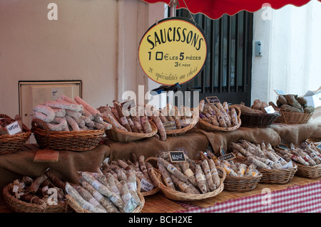 Würstchen auf dem Markt in Bagnols Sur Ceze Languedoc Frankreich Stockfoto