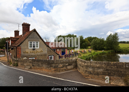 Die Maybush Kneipe an der Seite von der Themse bei Newbridge in der Nähe von Witney Oxfordshire UK Stockfoto