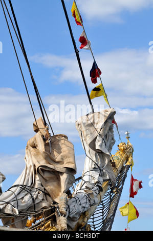 Leiten Sie Segel furled und Bugspriet auf Mottenhalle ein großes Segelboot. Stockfoto