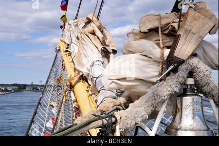 Bugspriet Segel und Bell auf russischen Tall Ship Krusenschtern Stockfoto