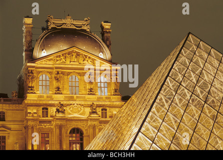 Nachtbeleuchtung Pyramide und Pavillon Denon am Musée du Louvre in Paris Frankreich Stockfoto