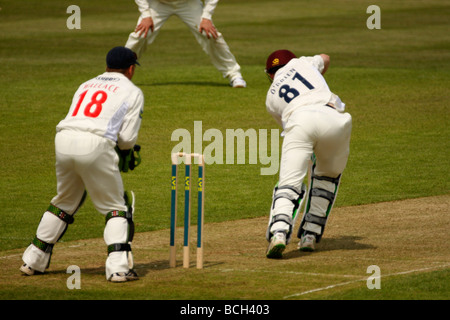 Niall O'Brien Wimper für Northants V Glamorgan County Championship in St. Helens, Swansea. Wicketkeeper ist Mark Wallace Stockfoto