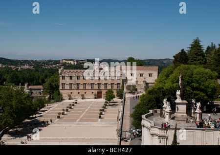 Petit Palais Museum und Kruzifix vor der Kathedrale Palace Square Avignon-France Stockfoto