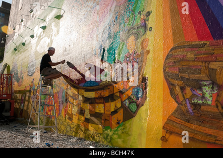 New York NY 14. Juli 2009 Os Gemeos Wandbild erstellen eine neue Wandbild auf East Houston Street und der Bowery Stockfoto