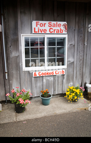 Das Fenster der eine Meeresfrüchte-Shop und ein Restaurant auf der Garibaldi-Hafen und Boot-Becken an der Pazifikküste von Oregon Stockfoto