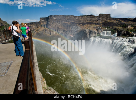 Besucher sehen Shoshone Falls von der Aussichtsplattform an der Shoshone Falls Park Snake River Canyon Twin Falls Idaho Stockfoto