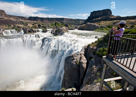 Besucher sehen Shoshone Falls von der Aussichtsplattform an der Shoshone Falls Park Snake River Canyon Twin Falls Idaho Stockfoto