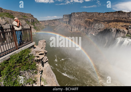 Besucher sehen Shoshone Falls von der Aussichtsplattform an der Shoshone Falls Park Snake River Canyon Twin Falls Idaho Stockfoto