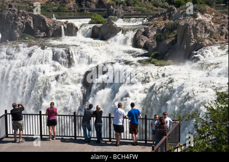 Besucher sehen Shoshone Falls von der Aussichtsplattform an der Shoshone Falls Park Snake River Canyon Twin Falls Idaho Stockfoto