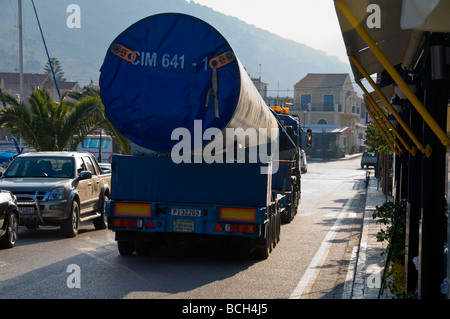 Wind Turbine Mast auf LKW transportiert werden, auf der Straße über Agia Efimia-Port auf der griechischen Insel Kefalonia Griechenland GR Stockfoto