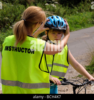 Weiblichen Zyklus Dozenten tragen eine hohe Sichtbarkeit reflektierende Sicherheitsweste passt ein Fahrradhelmes Schüler Stockfoto