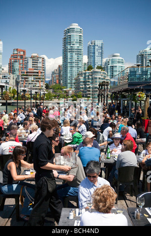 Kunden im Restaurant auf Granville Island, Vancouver, BC, Kanada Stockfoto