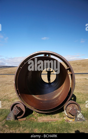 Junge in Altgold Bergbaumaschinen historischen aufgegeben Gold Rush Town Kiandra Kosciuszko National Park Snowy Mountains Australiens Stockfoto