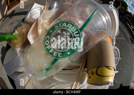 Ein überquellenden Papierkorb im Stadtteil Williamsburg in Brooklyn in New York mit Kaffee und Getränken Tassen gefüllt Stockfoto