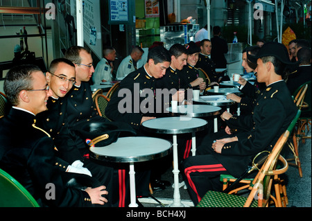 Paris Frankreich, Crowd People, Männer, Bastille-Tag, 14. Juli, Studenten der Polytechnischen Universität in Uniform, Kaffee teilen, französischer Café-Tag Stockfoto