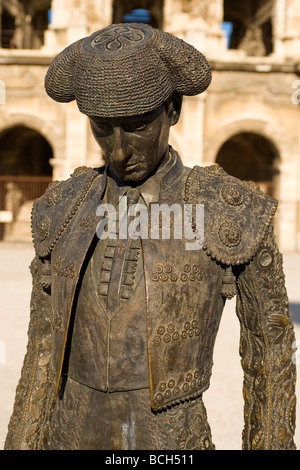 Statue des Stierkämpfers, 'Nimeño II", außerhalb Les Arènes de Nîmes, einem römischen Amphitheater, in der Stadt Nimes, Südfrankreich. Stockfoto