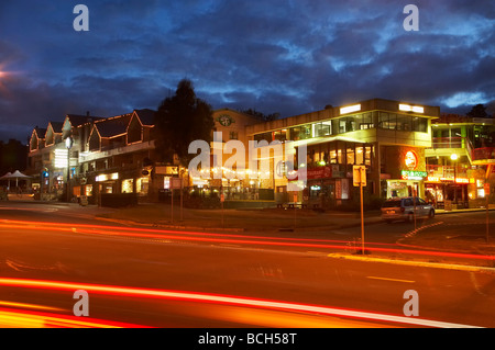 Banjo Paterson Inn links in der Abenddämmerung Jindabyne verschneiten Bergen New South Wales Australien Stockfoto