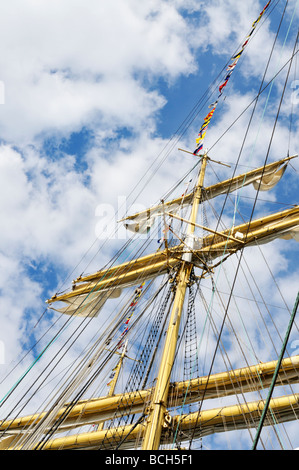 Eines der Masten und die Takelage des russischen Großsegler Krusenschtern Stockfoto