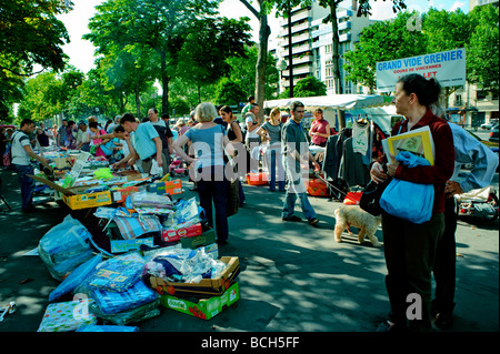 Paris Frankreich, Crowd People , Frauen, Shopping, Verkauf In Öffentlichen Garagen, Straßenszene, Französische Märkte, „Attic Sale“ Stockfoto