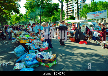 Paris Frankreich, Große Menschenmenge Shopping, Außerhalb Öffentliche 'Vide Grenier' Garage Verkauf Attic Sale. Straßenszene, ausländische Touristenstände Stockfoto