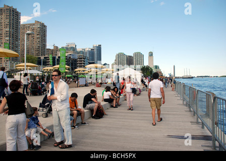 Menschen gehen im Sommer am Harbourfront in Toronto, Ontario Kanada. Toronto Waterfront. Stockfoto