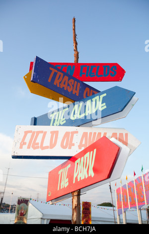 Schilder am Glastonbury Festival 2009 Somerset England Stockfoto