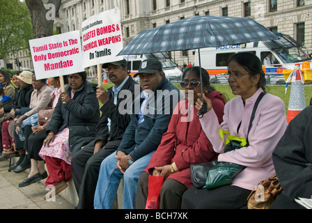 Tamil Leute besetzen Parliament Square in London, um Völkermord durch Sri-lankischen Regierung protestieren, April 2009 Stockfoto