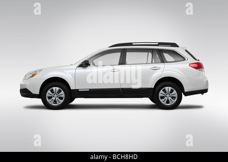 2010 Subaru Outback 2.5i in weiß - Treiber Seitenprofil Stockfoto