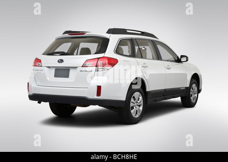 2010 Subaru Outback 2.5i in weiß - Winkel Rückansicht Stockfoto