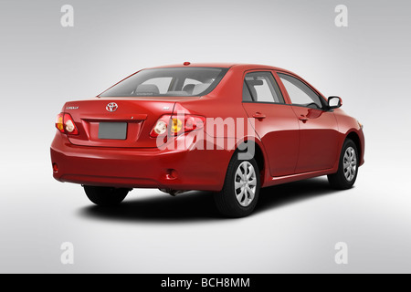 2010 Toyota Corolla LE rot - Winkel Rückansicht Stockfoto