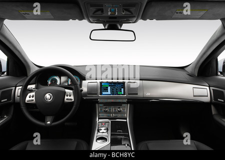 2010 Jaguar XF R in Silber - Armaturenbrett, Mittelkonsole, Getriebe Schalthebel Ansicht Stockfoto