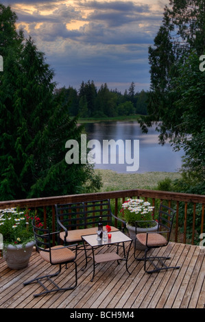 Romantischen Wein-Service für zwei Personen am Tisch im Freien mit Blick auf malerische See bei Sonnenuntergang. Stockfoto