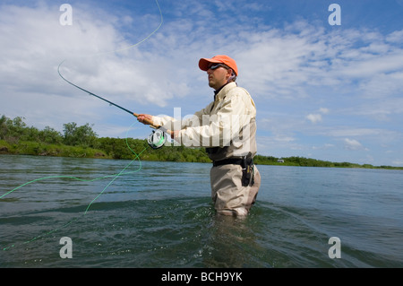 Fliegen-Fischer wirft zwei Einhand Spey Rute für Chinook Lachs auf Kanektok River Chugach State Park Alaska Stockfoto