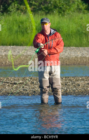 Fliegen-Fischer wirft zwei Einhand Spey Rute für Chinook Lachs auf Kanektok River Chugach State Park Alaska Stockfoto