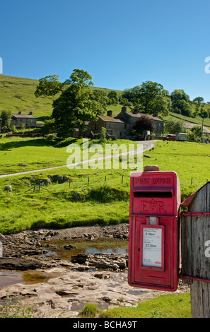 Briefkasten außerhalb der Ortschaft Yockenthwaite in den Yorkshire Dales, an einem Sommertag Stockfoto