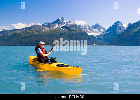 Weibliche Fishrewoman im Kajak Angeln auf Heilbutt in Auferstehung Bay Seward Kenai-Halbinsel Alaska Sommer Stockfoto