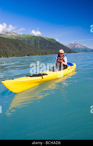 Weibliche Fishrewoman im Kajak Angeln auf Heilbutt in Auferstehung Bay Seward Kenai-Halbinsel Alaska Sommer Stockfoto