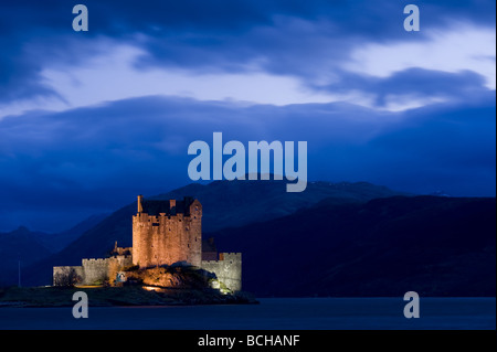 Eilean Donan Castle in der Abenddämmerung Stockfoto