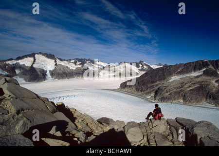 Wanderer sitzen rockt Juneau Eisfeld Mendenhall Southeast Alaska Gletscher Sommer malerische Stockfoto