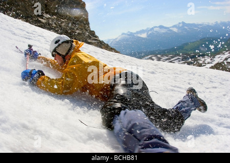 Junge männliche Bergsteiger mit Eispickel in Händen Praktiken verhaften selbst am Mount Aufstiegs, Halbinsel Kenai, Alaska Stockfoto