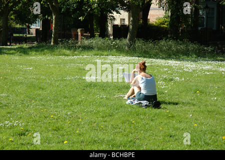 Heckansicht des jungen Frau liest eine Buch, De Montfort Square New Walk, Leicester, England, UK Stockfoto